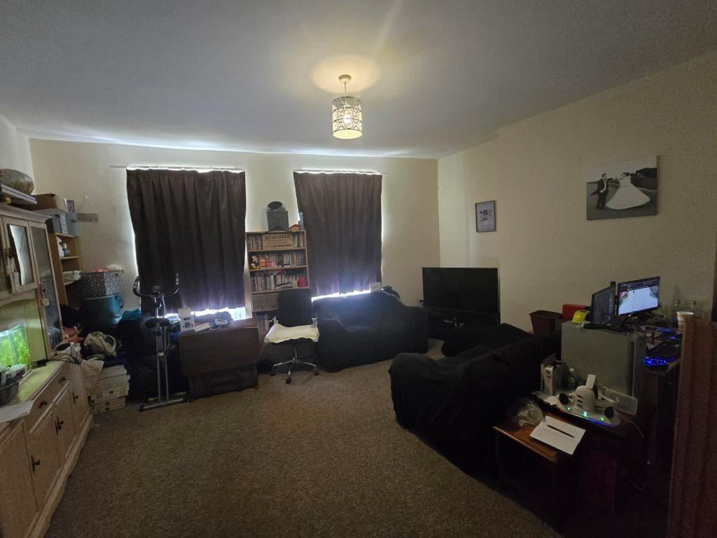 Lot: 83 - FREEHOLD COMMERCIAL AND RESIDENTIAL INVESTMENT - Photo 5 supplied by seller - Living room - flat b